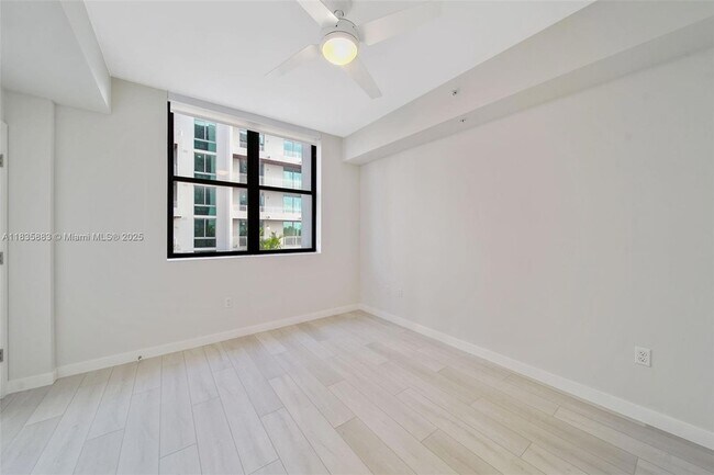 Building Photo - 555 NE 8th St
