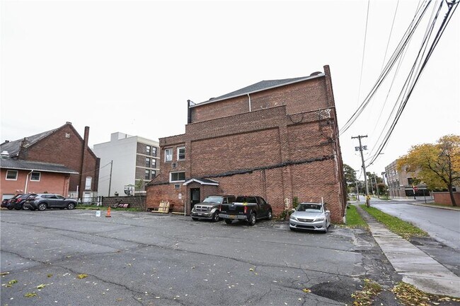 Building Photo - 404 Main St