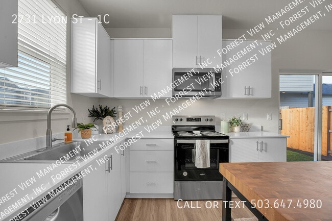 Building Photo - 2731 SE Lyon St