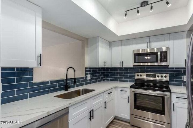 Building Photo - 742 W Duke Dr