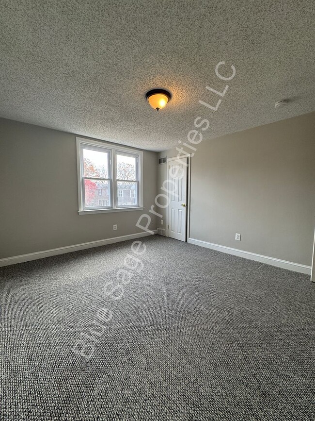 Building Photo - Beautiful 3 bedroom, 2 full bathroom with ...