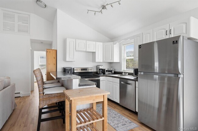 Building Photo - 898 Dune Rd