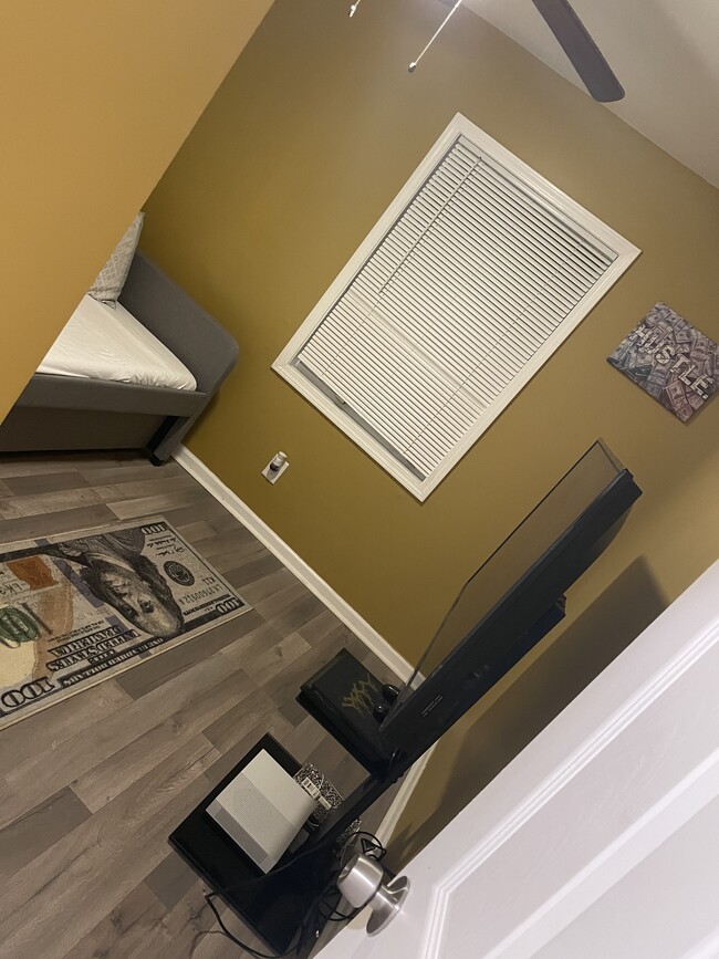 Building Photo - 755 Cascade Dr