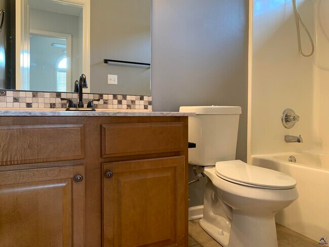 Building Photo - 110 Amber Dr