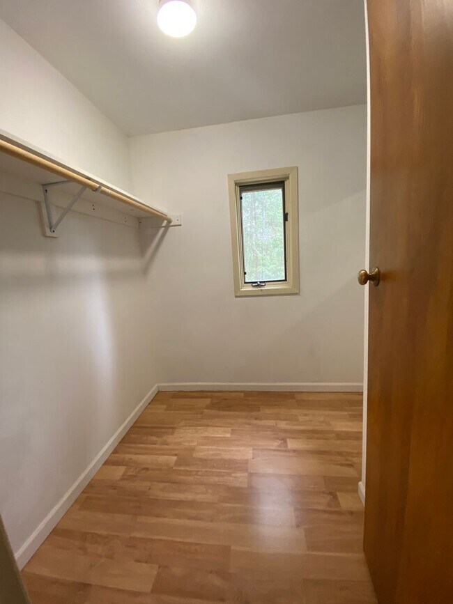 Building Photo - Unique View Property 3 bed, 3 bath located...
