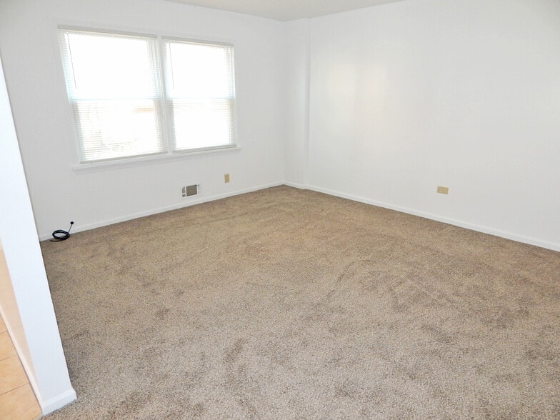 Living Room - 95 Pine St