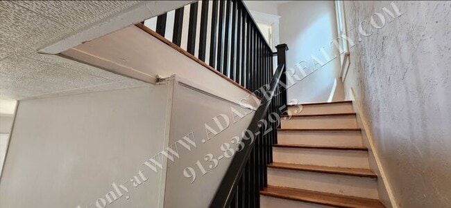Building Photo - Large 2-story 4 Bed 1.5 Bath Home in Leave...
