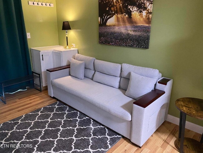 Building Photo - Fully furnished studio