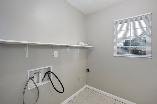 Building Photo - Adorable 3 bedroom, 1.5 bathroom home!