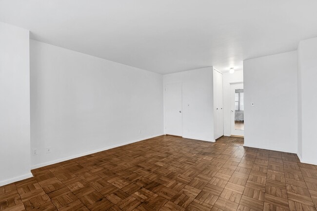 Building Photo - 2000 Linwood Ave