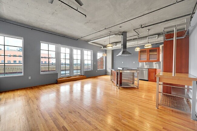 Building Photo - $2,595.00, 1 bed, 1.5. bath located in Denver