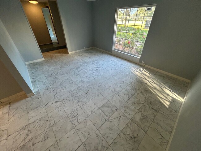 Building Photo - SPACIOUS 2 BEDROOM TOWNHOME IN LAS VEGAS COUNTRY CLUB