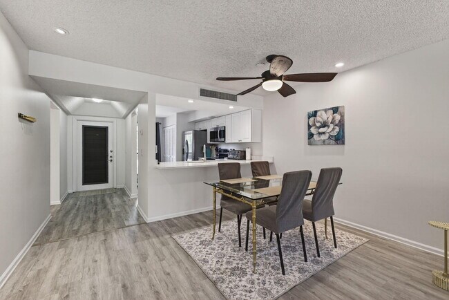 Building Photo - 409 Brackenwood Ln S