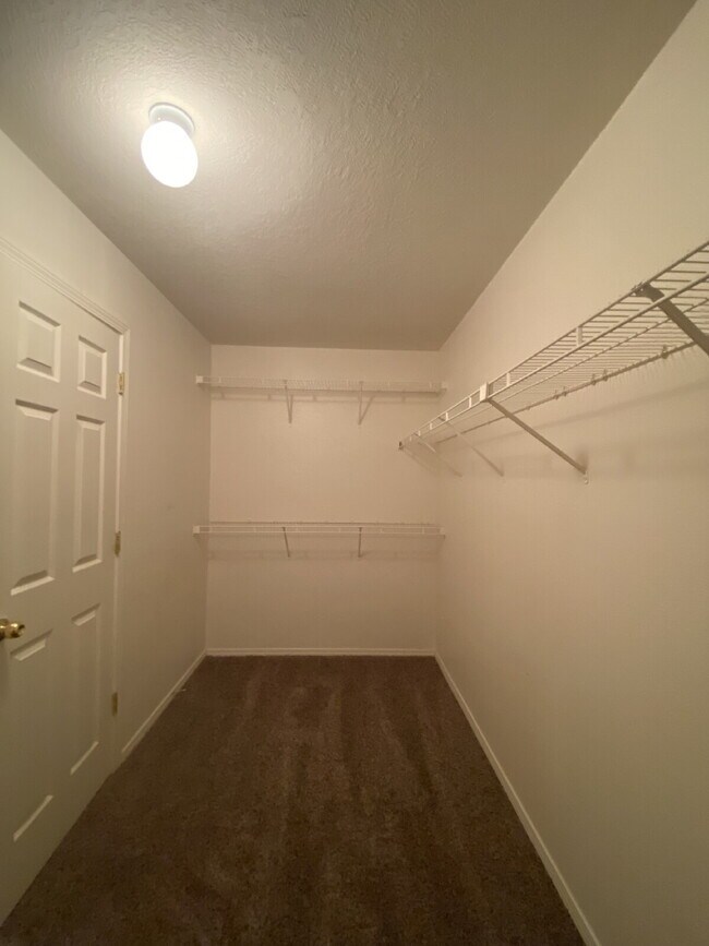 Building Photo - COMMUNITY POOL - LARGE 4 BEDROOM - Master Upstairs