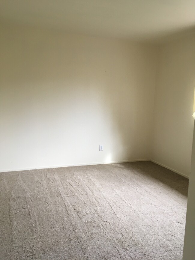 Building Photo - Spacious Two-Story Home  4 bedrooms, 3 bat...