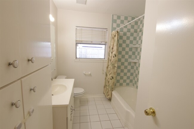 Building Photo - 7030 Sharpview Dr