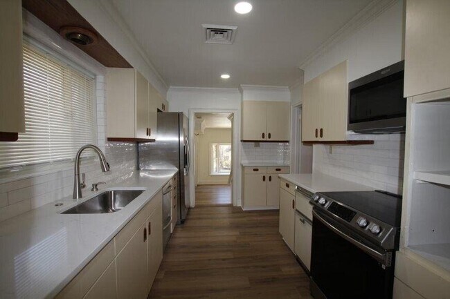 Building Photo - 4104 N Ivy Rd NE