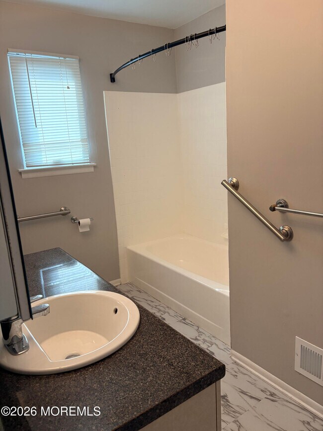 Building Photo - 210 Henderson Ct