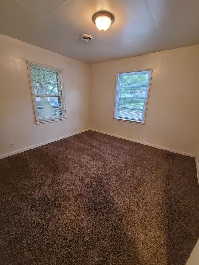 Building Photo - 2 Bedroom Single Family Home Pet Friendly