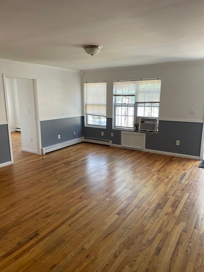 Building Photo - 800 S Oak Dr