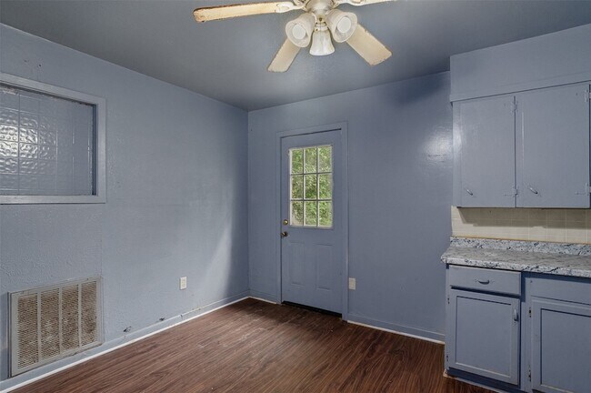 Building Photo - 1206 Olwen Dr