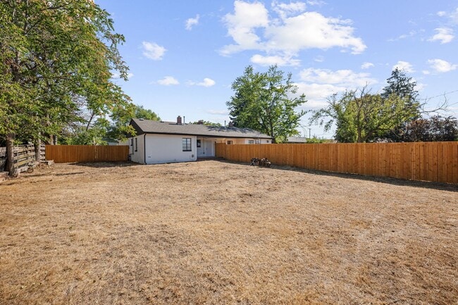 Building Photo - Newly Remodeled West Valley 2 Bed Duplex -...