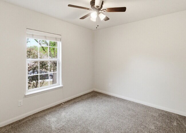 Building Photo - Charming 3-bedroom, 2-bath home located in the gated community of Southern Hills!