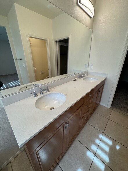 Building Photo - 523 Pioneer St