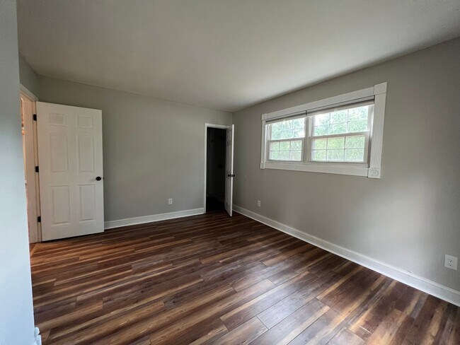 Building Photo - Cute 3 Bed 2 Bath!