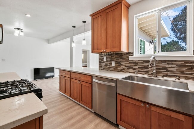 Building Photo - Move-In Ready Gem with Convenient Location