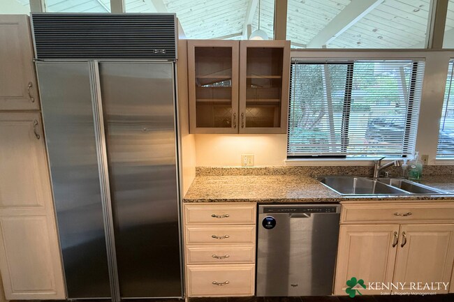 Building Photo - Spacious 4 Bedroom Home in San Mateo Hills with Dual Primary Suites