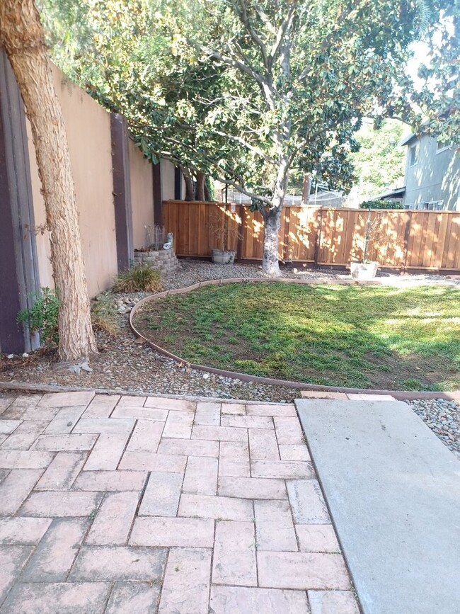 Building Photo - 5 bedroom Pet Friendly remodeled home in P...