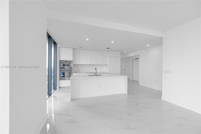 Building Photo - 700 NE 24th St