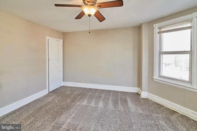 Building Photo - 1916 W 7th St