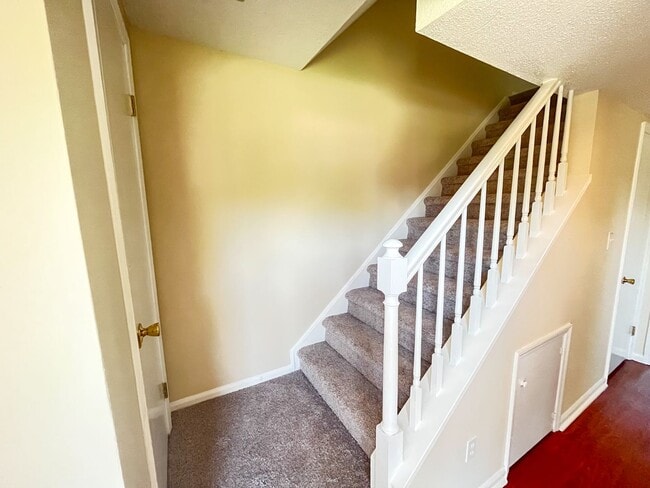 Building Photo - Adorable 2 bedroom, 2 1/2 bathroom townhom...
