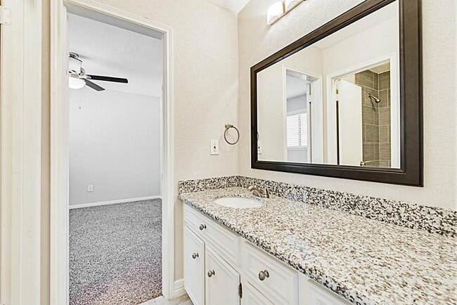 Building Photo - 13830 Hollowgreen Dr
