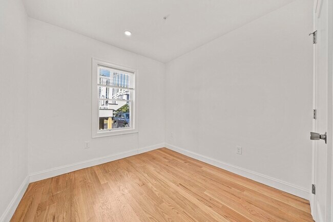 Building Photo - 417 Commercial St