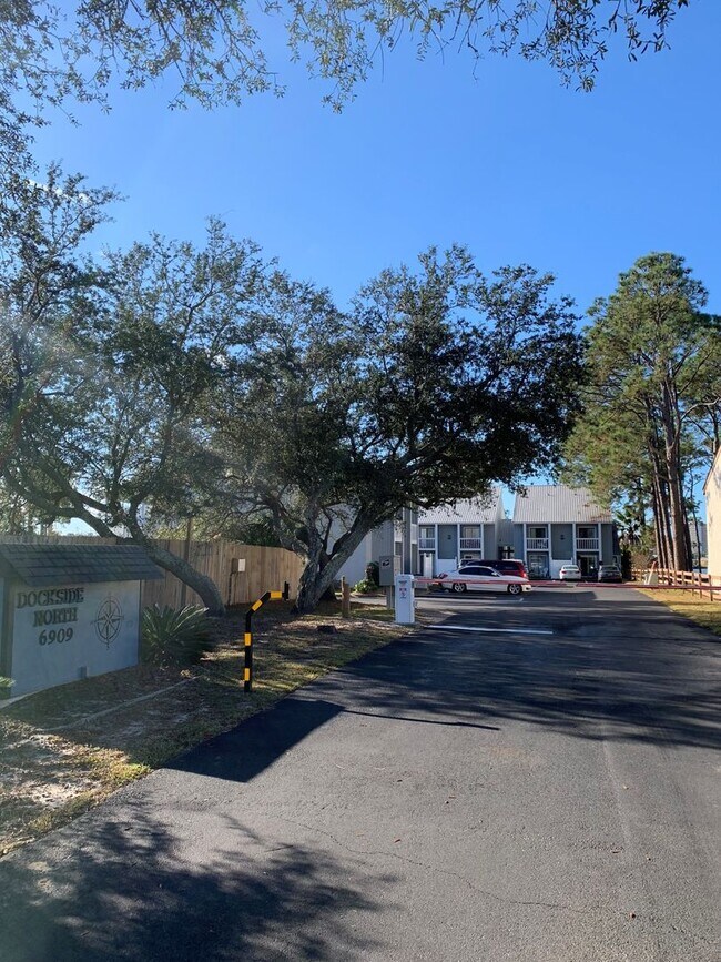 Building Photo - 6909 N Lagoon Dr