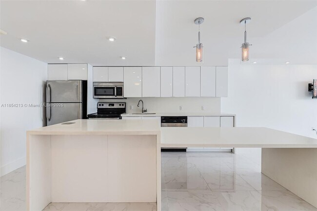 Building Photo - 5701 Collins Ave