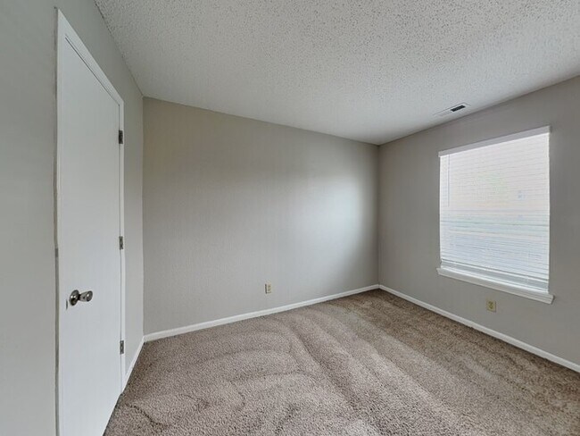 Building Photo - 4073 FairOaks Dr