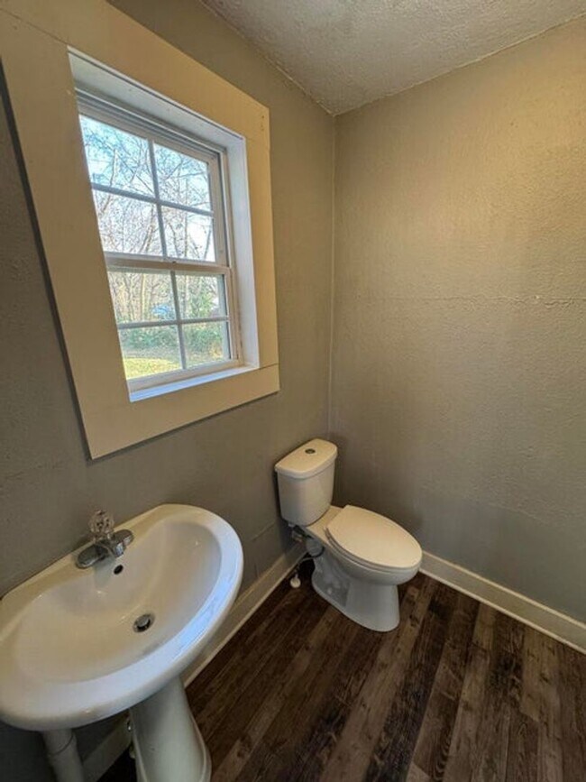 Building Photo - Great 1 bed 1 bath duplex in North Springfield. Remodeled