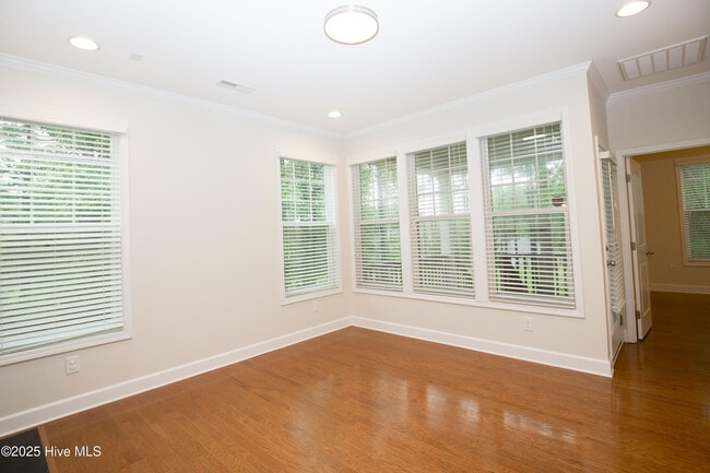 Building Photo - 104 Pine Hawk Dr