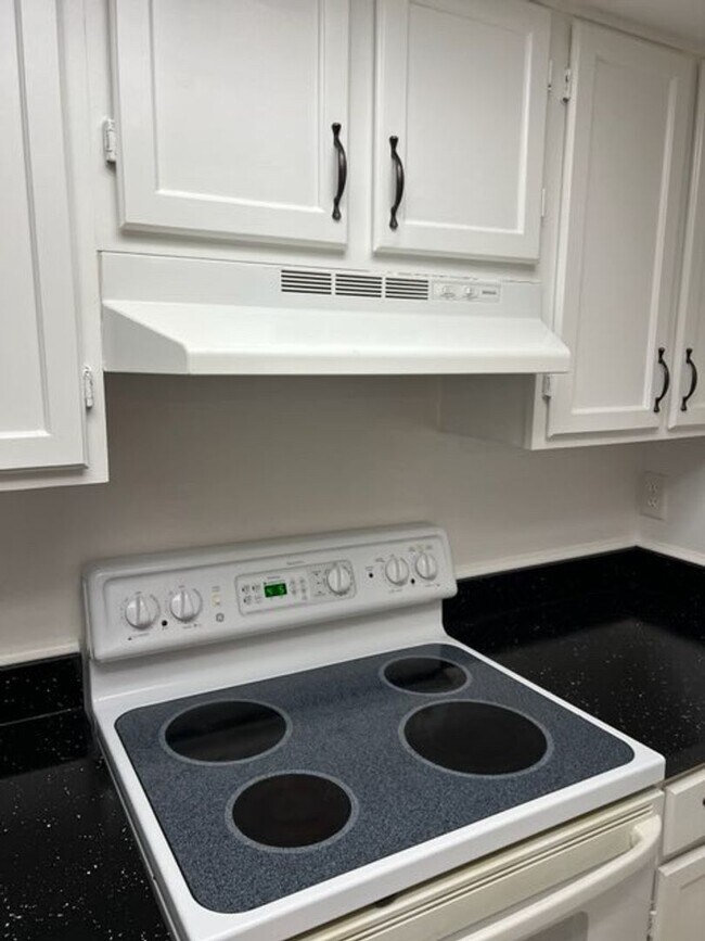 Building Photo - 5745 SW 10th Pl