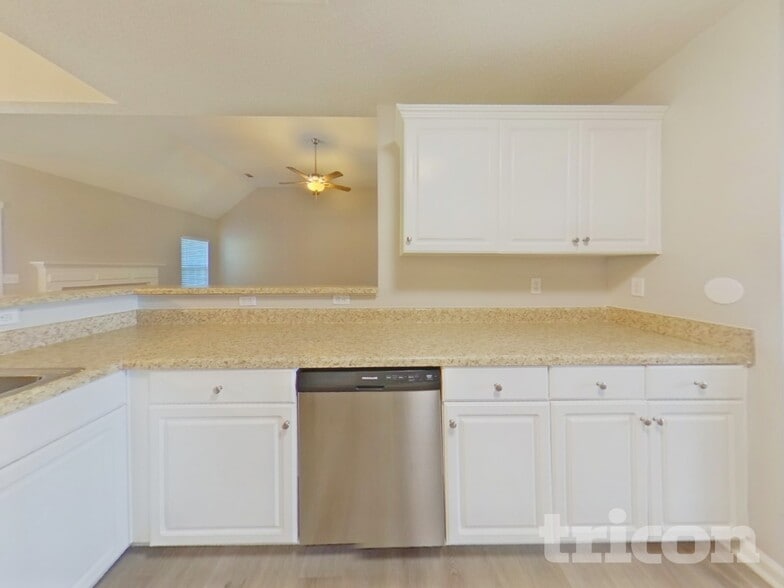 Building Photo - 496 Birchwood Dr