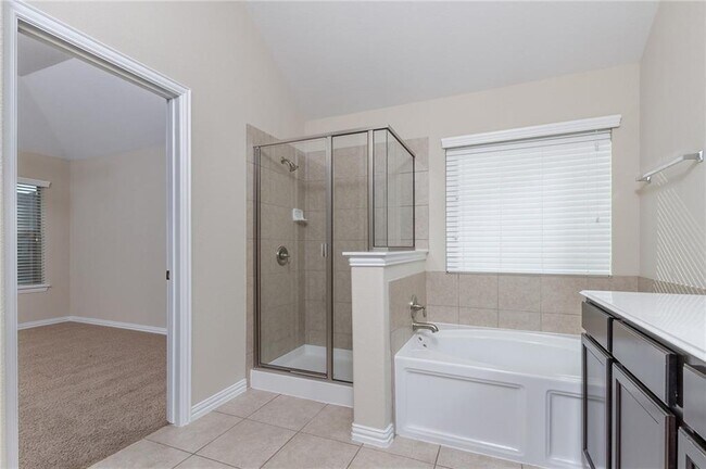 Building Photo - 504 Tascate St