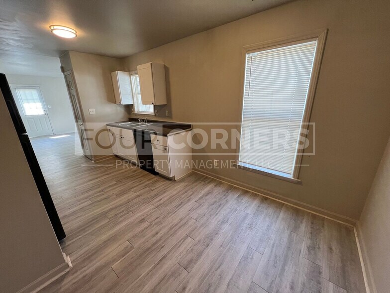 Building Photo - Room in Duplex on Beck St