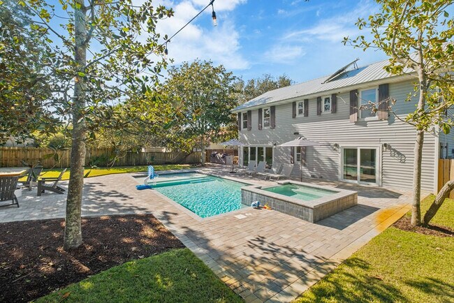 Building Photo - 383 Lakeview Dr
