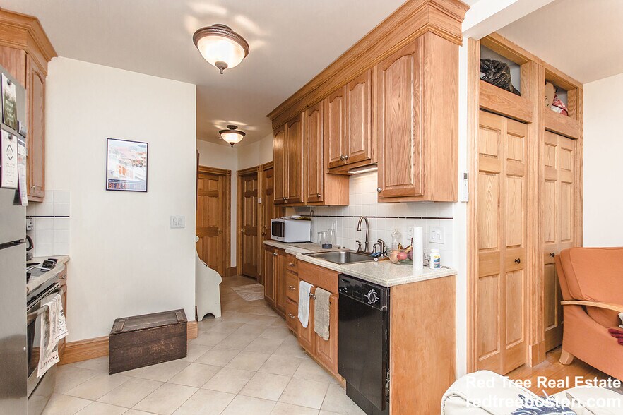 Building Photo - 139 Charles St