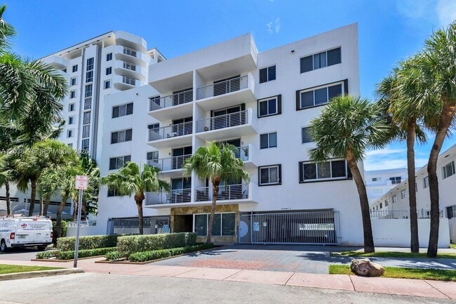 Building Photo - 1605 Bay Rd