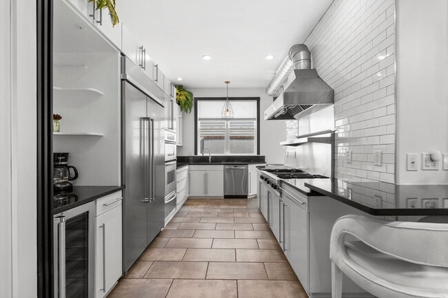 Building Photo - 4 Bedroom / 3 Bathroom Modern Contemporary...
